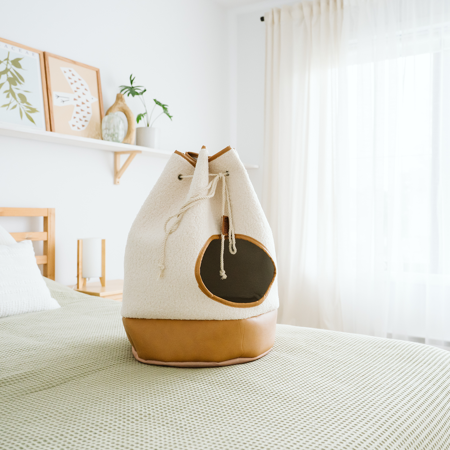 Calming cat hideout bed