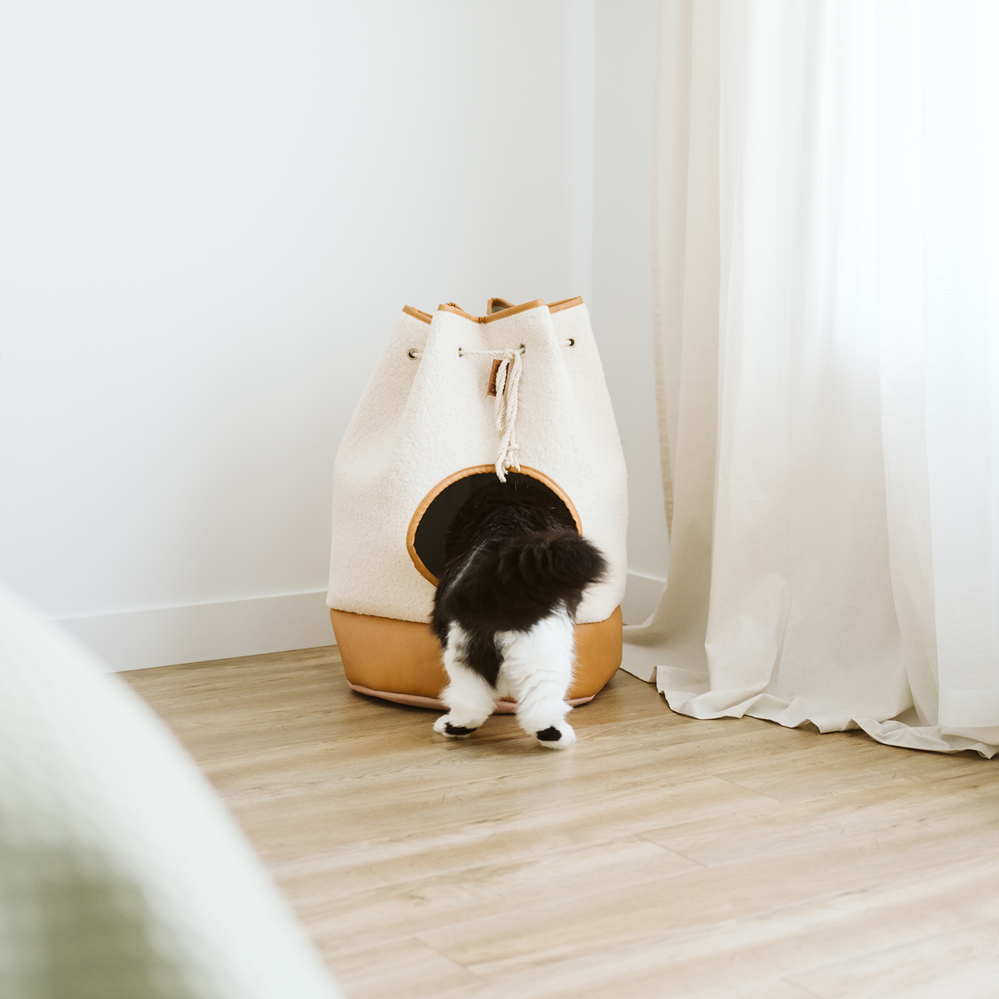 Calming cat hideout bed