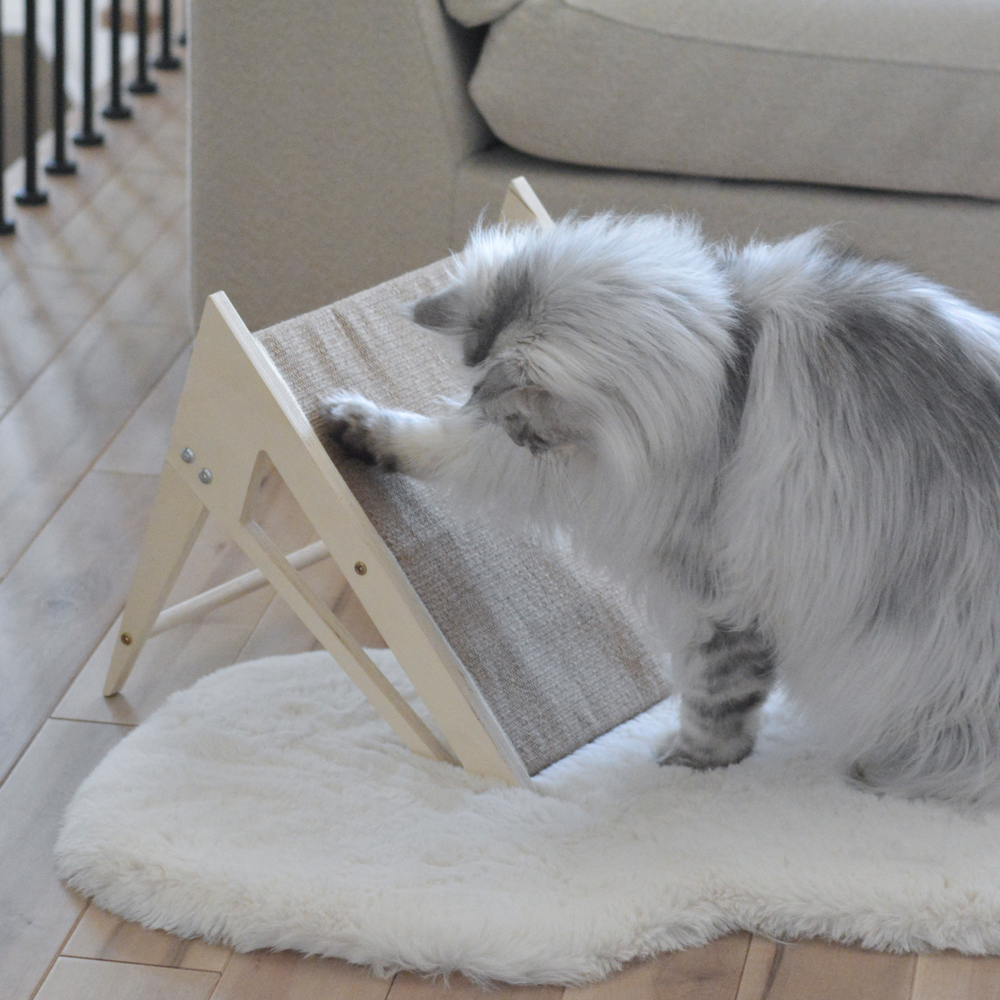 Ergonomic reversible sisal scratcher for cat, beige