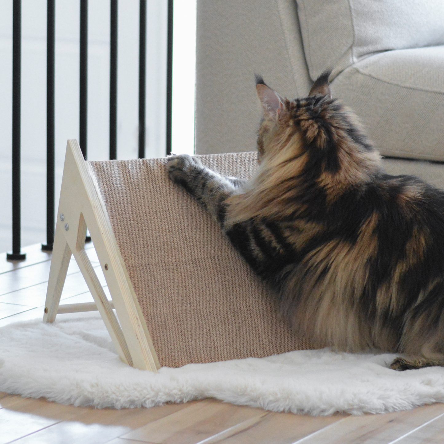 Ergonomic reversible sisal scratcher for cat, beige