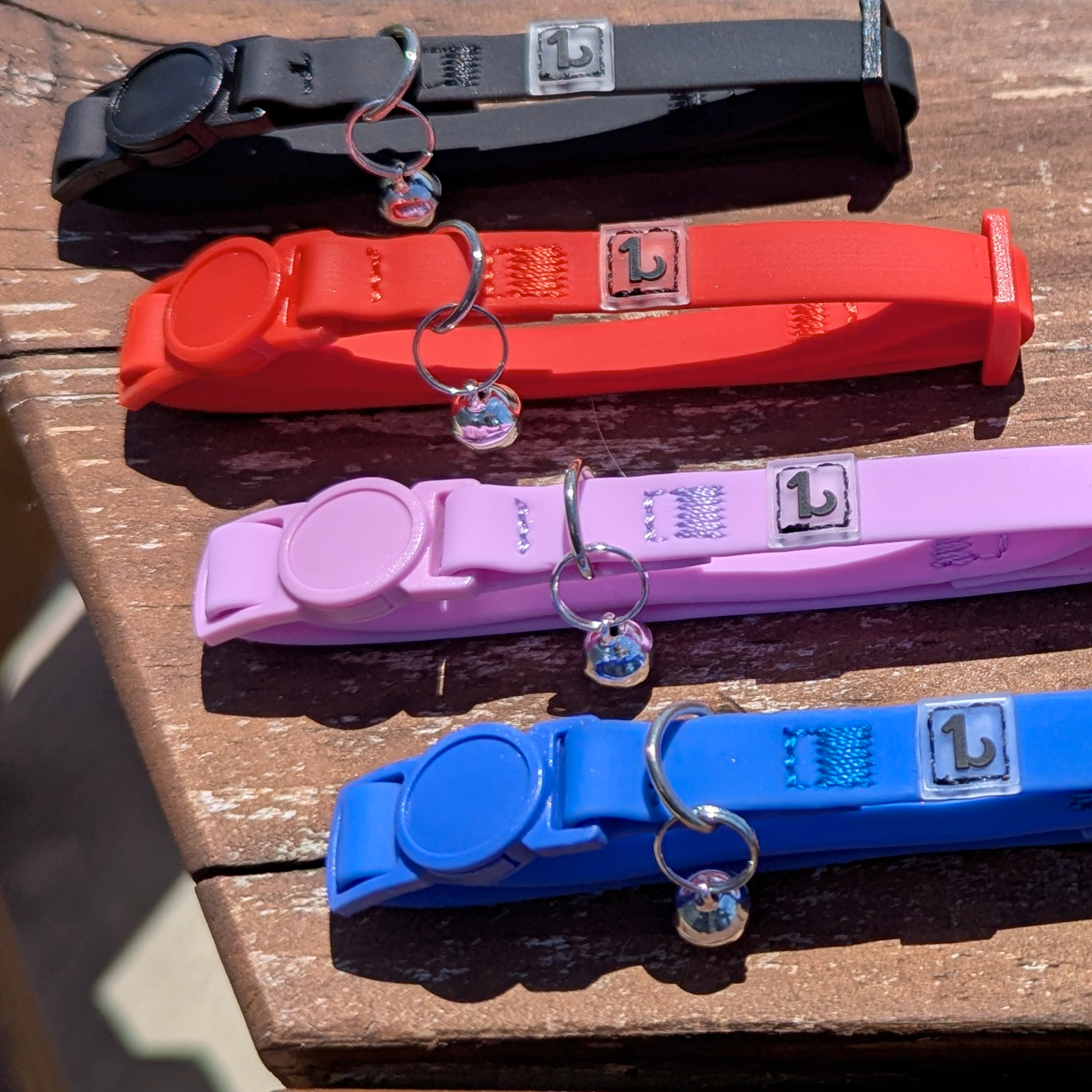 Silicone cat collar with breakaway buckle