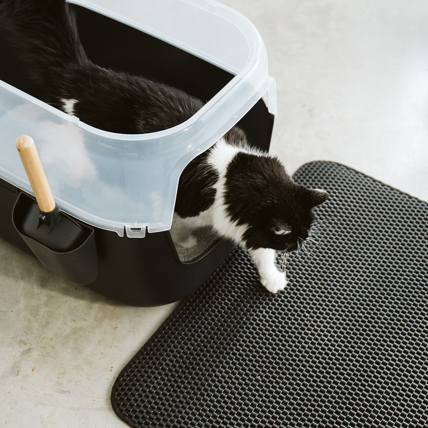 Sturdy litter scoop with holder