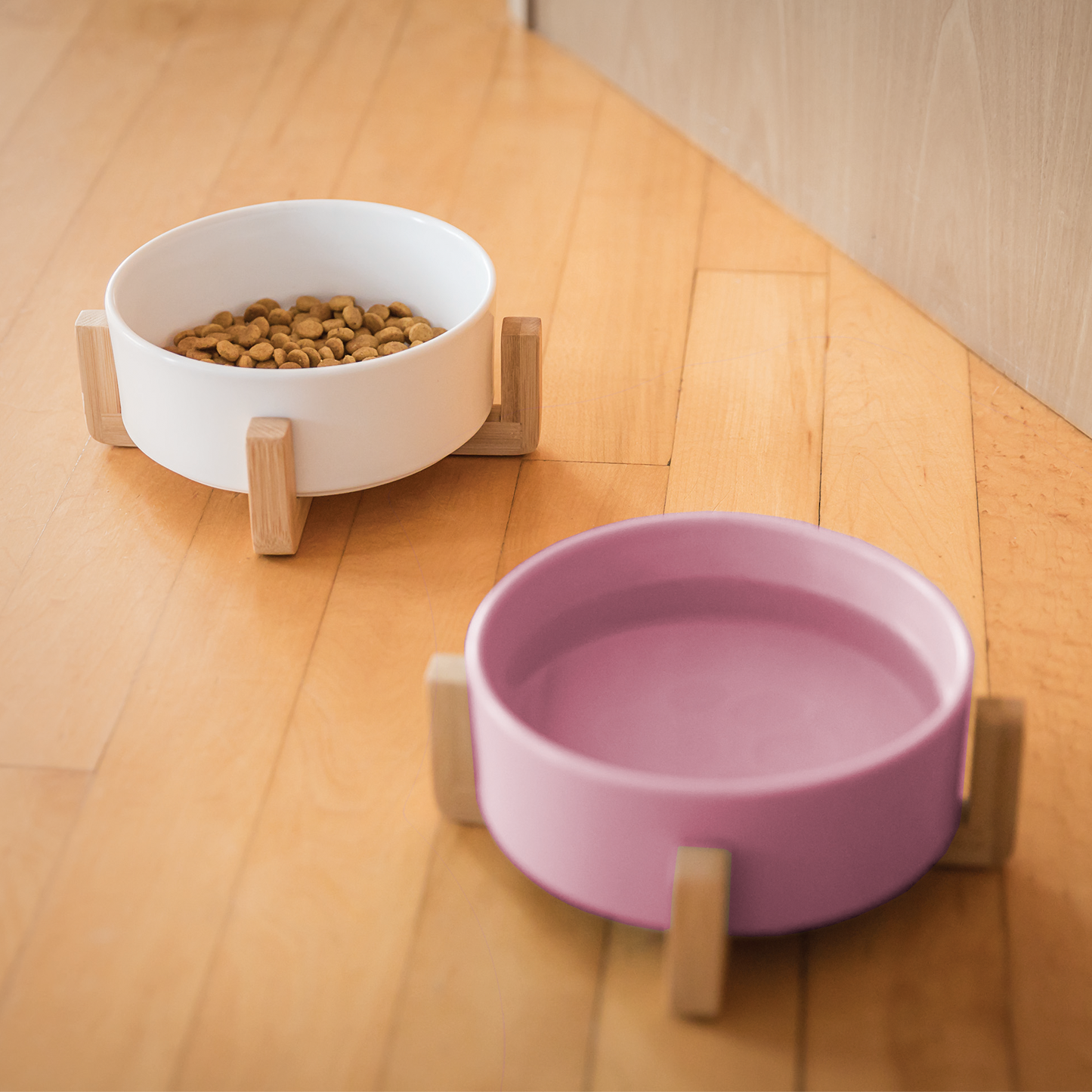 Ceramic bowl on wood pilotis for pet, pink