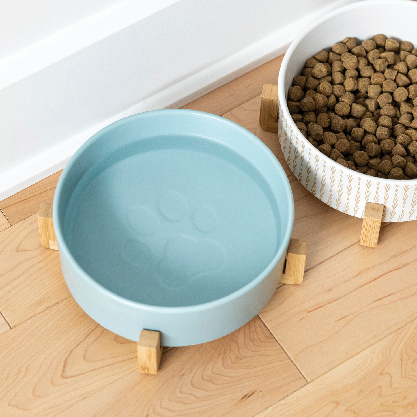 Ceramic bowl on wood pilotis for pet, turquoise