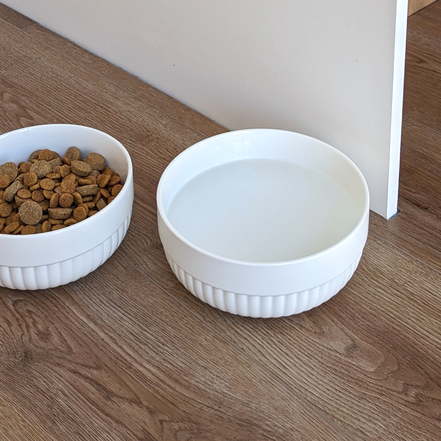 Decorative ceramic bowl for pet, white